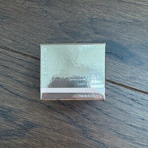 BECCA Light‎ to Medium Brightening Powder